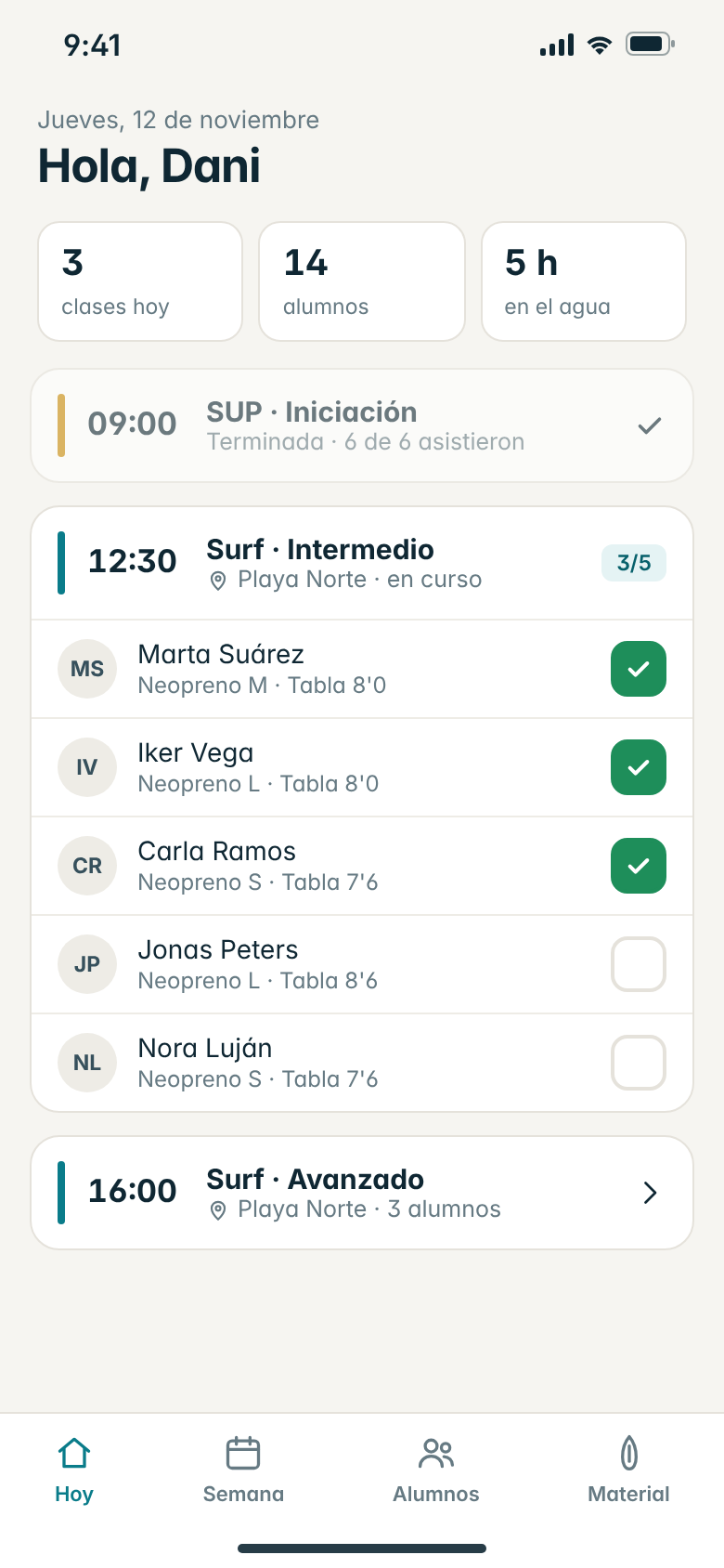 Vista del monitor en Mareio en el móvil: clases del día y lista de alumnos con talla de neopreno, tabla y asistencia